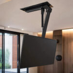 Suporte para TV motorizado Bluecase com design discreto e preto