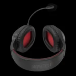 Headset Redragon Grim conectado via cabo 3.5 mm em setup gamer