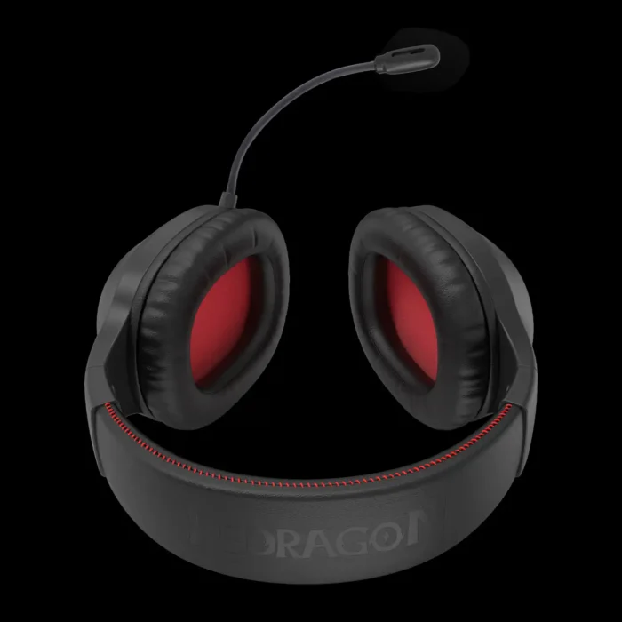Headset Redragon Grim conectado via cabo 3.5 mm em setup gamer